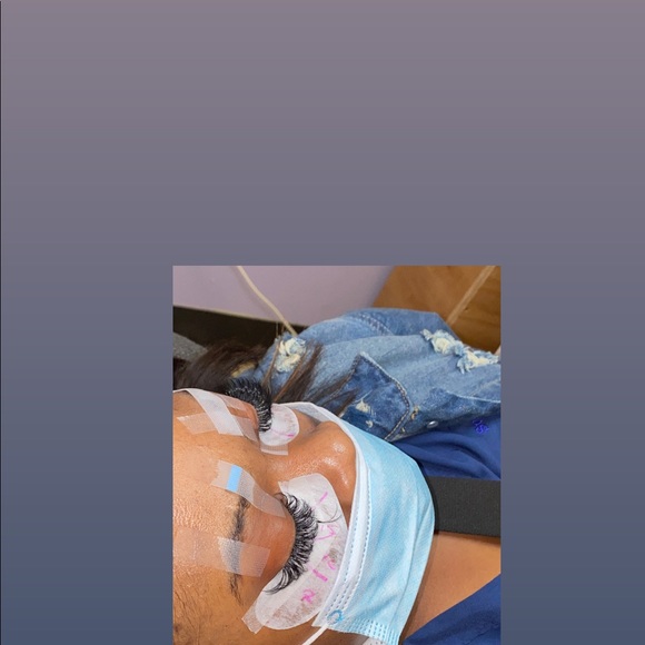 Individual Eyelashes Extensions - Picture 3 of 12